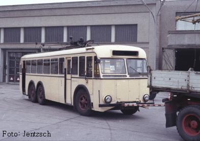 Obus Triebwagen 1224 auf dem Gelnde des Betriebshofes Britz (1979) auf Schleppfahrt zum Kurfrstendamm (Firmenjubilum)